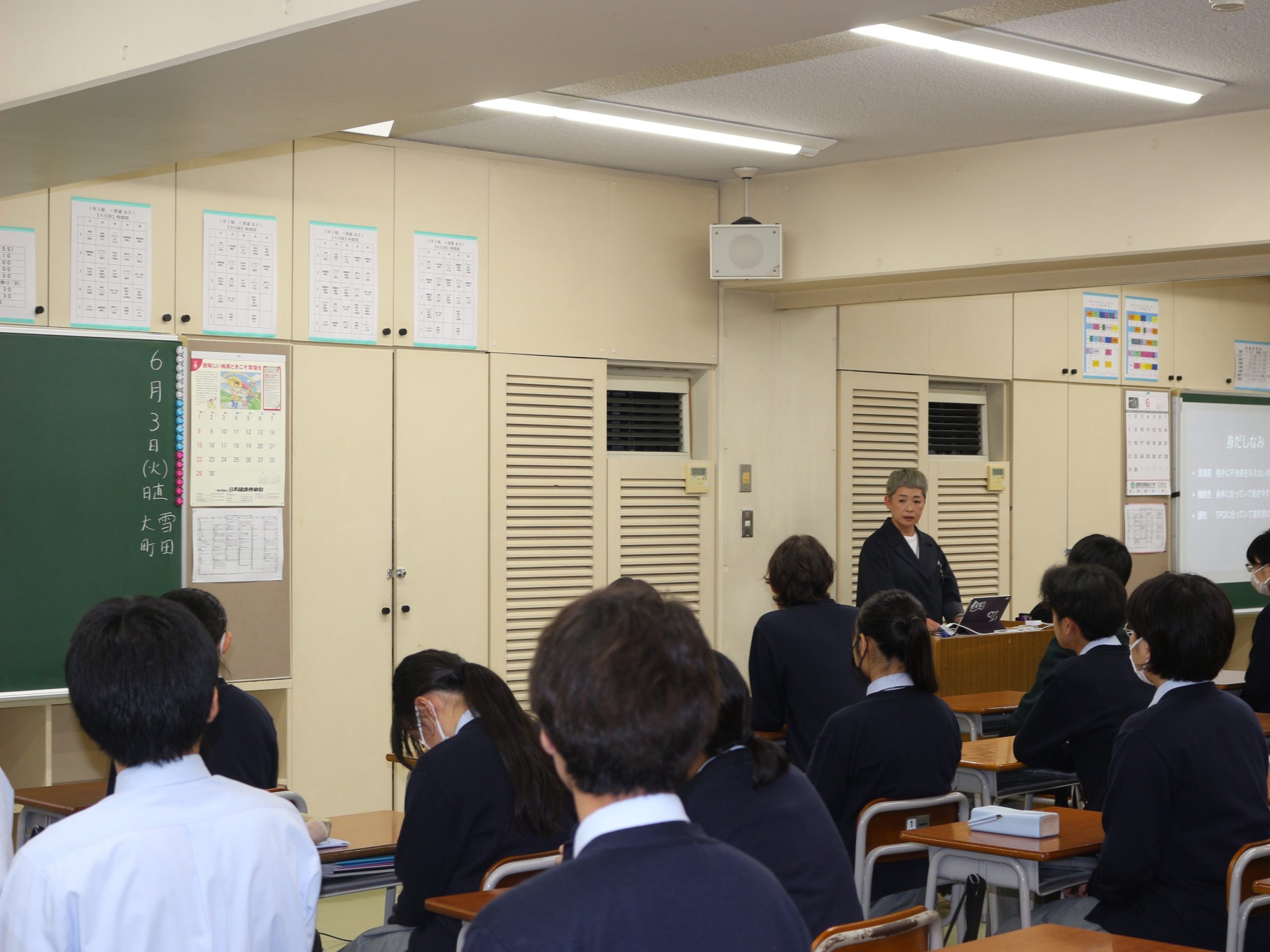 【進路ガイダンス】３年生が身だしなみ講座を受けました。