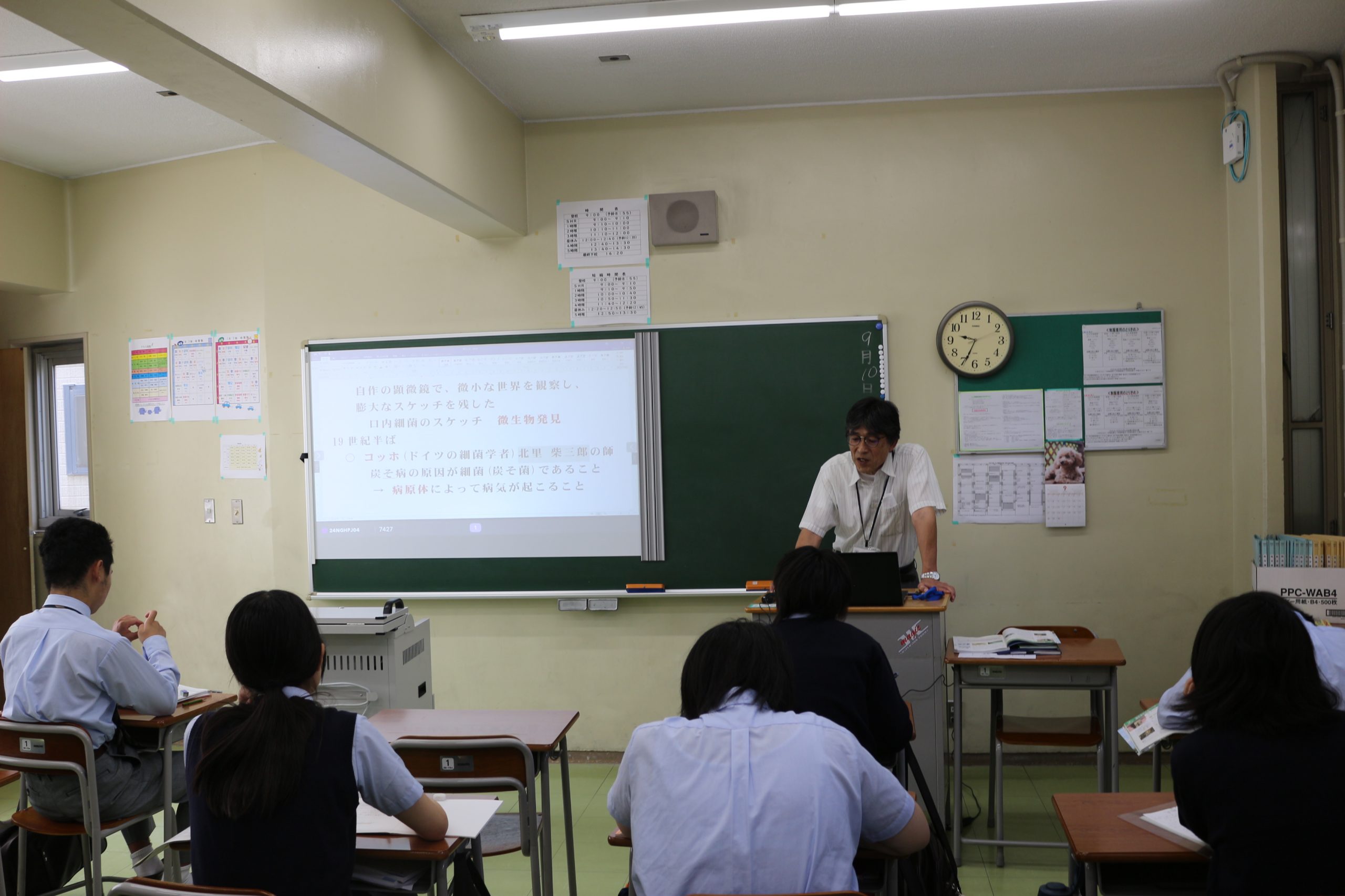 【授業】１年生の「科学と人間生活」では、微生物発見の歴史について学習しました。