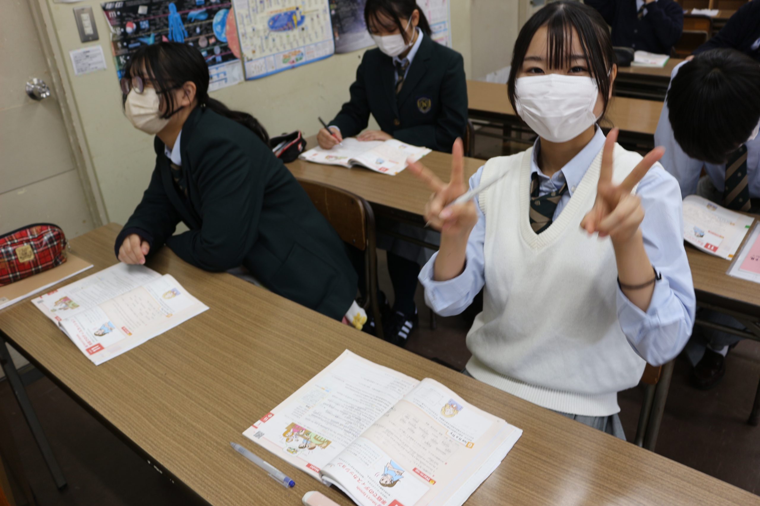 【授業】２年生の普通教科選択科目である「論理・表現Ⅰ」では、英語を通して公共サービスの重要性を学んでいました。