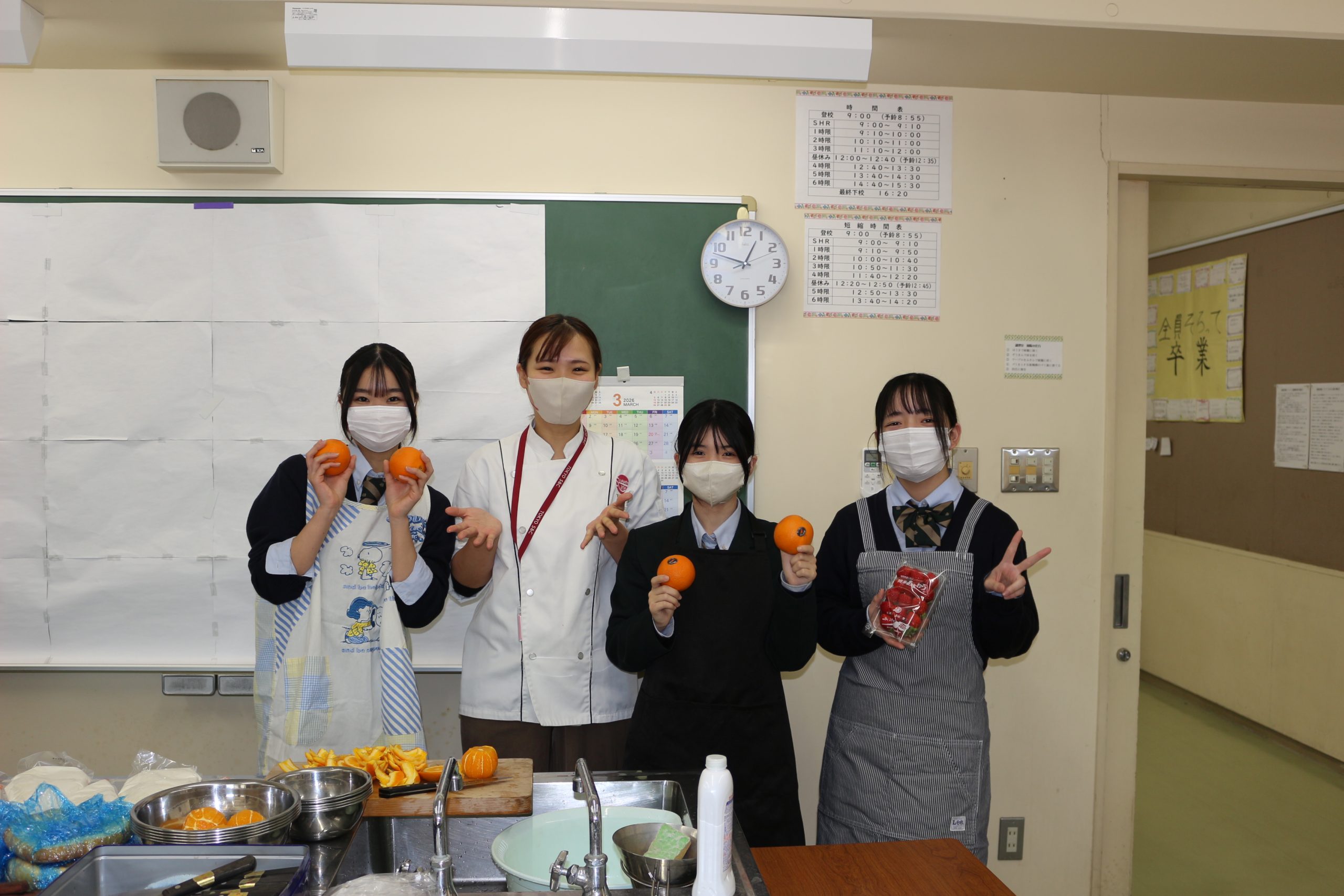 【講座授業】専門学校の講師の方が来校し、カップケーキ作りをおこないました。