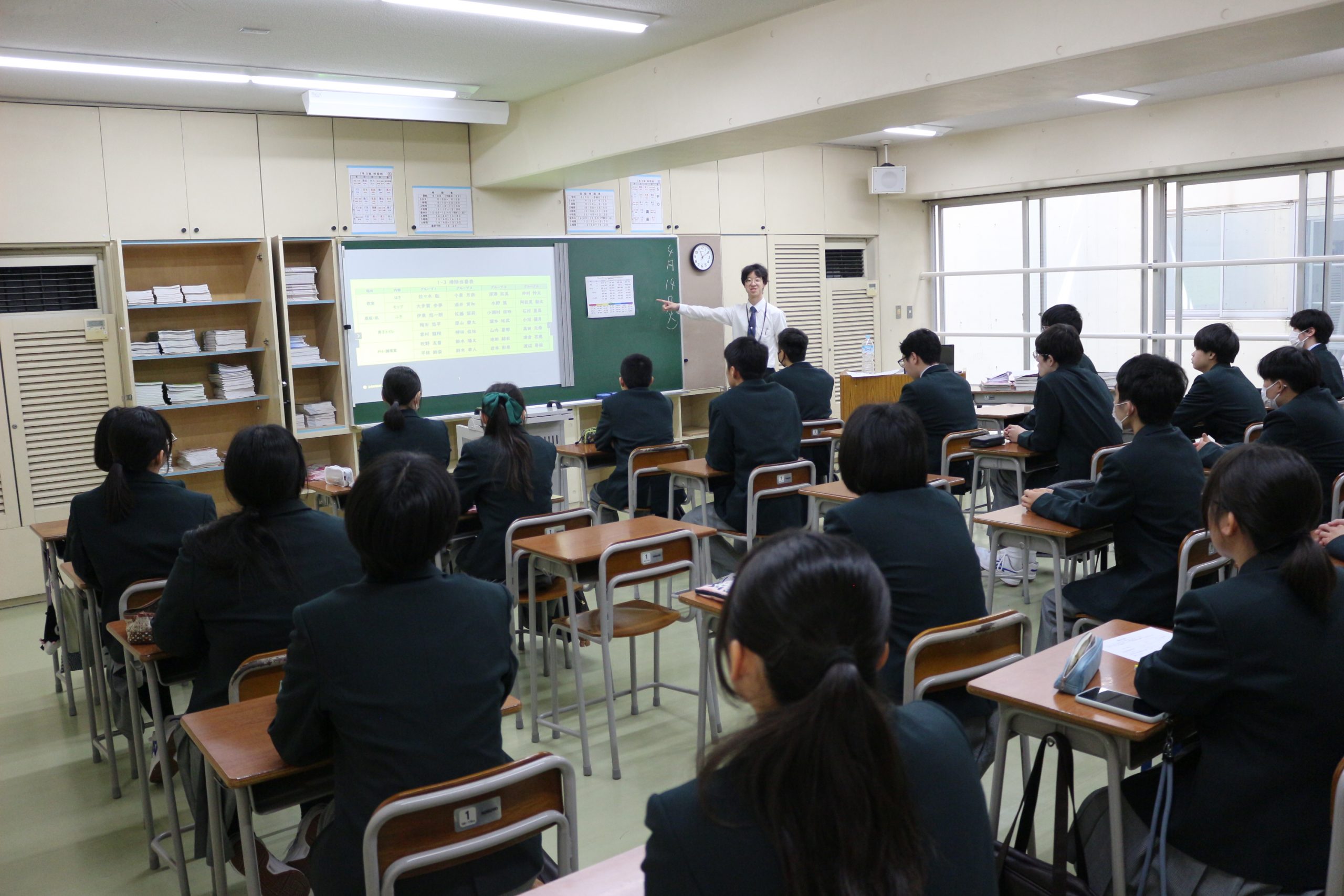 【１年生】オリエンテーションで教科書配り
